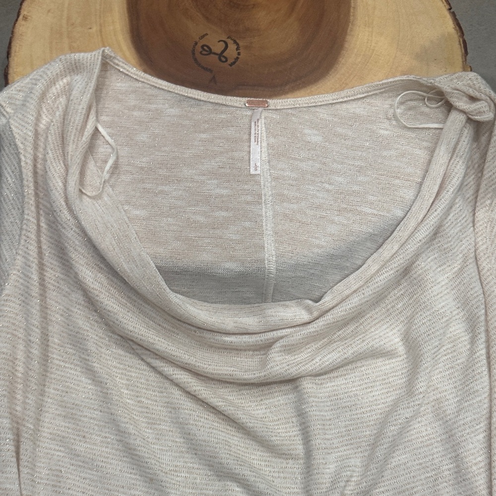 3/4 sleeve w/a draped collar. The material is a game changer and elegant.